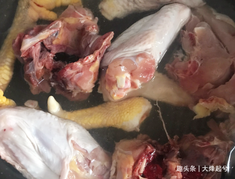 炖鸡汤时，先焯水还是直接下锅煎？大厨：做对了，鸡汤香还不油腻