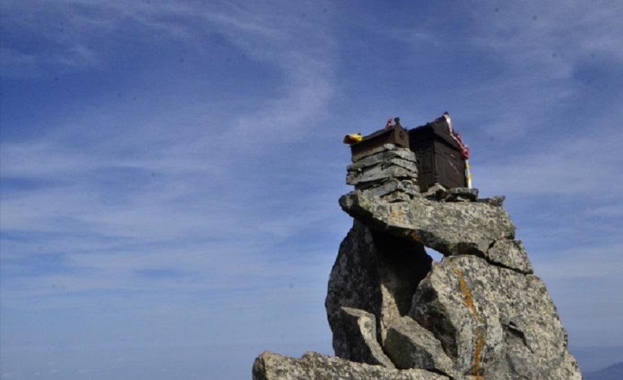 千斤整铸“铁庙”，屹立于2300多米山尖，四面悬崖却百年不倒