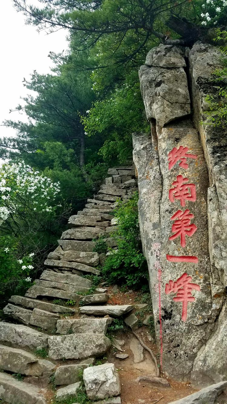 千斤整铸“铁庙”，屹立于2300多米山尖，四面悬崖却百年不倒