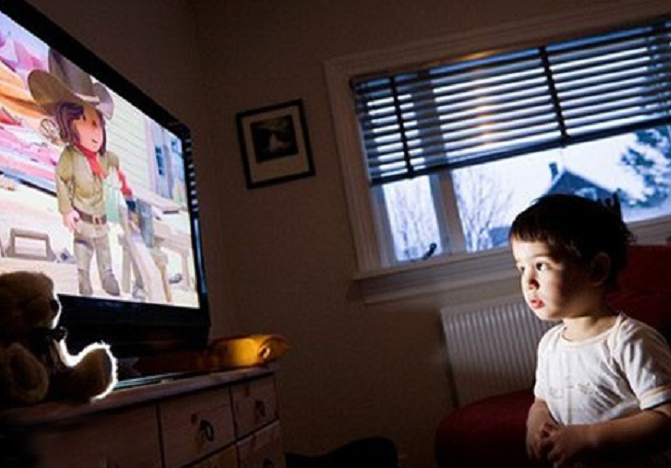 3岁前看电视的孩子，7岁时大脑变化明显，你娃几岁开始看电视的
