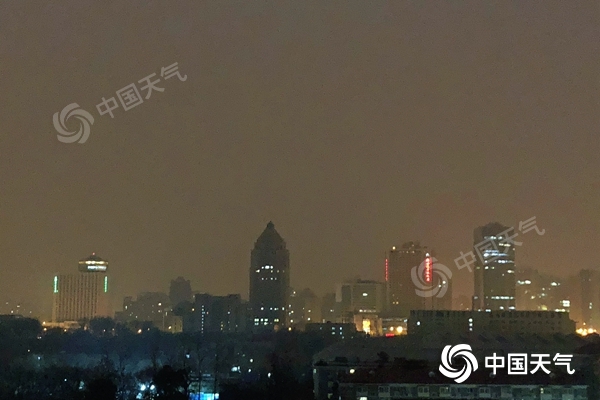 今晨，北京能见度不佳。