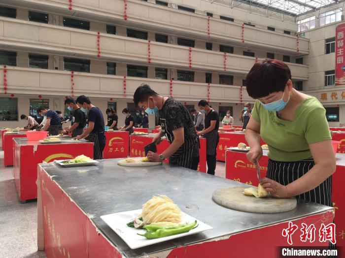 资料图:2020年6月,兰州市城关区就业服务中心与当地一家烹饪培训学校一起举行就业技能免费培训。张婧 摄