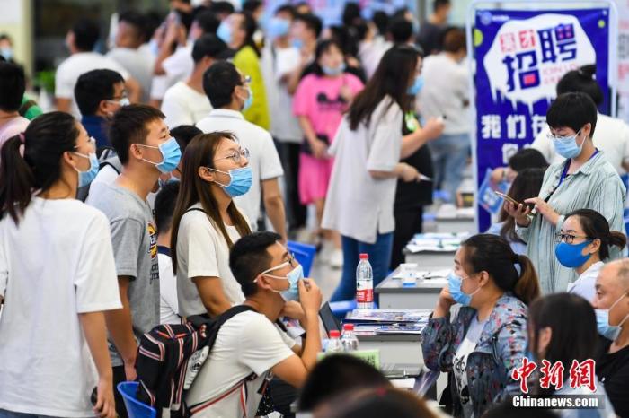 资料图:山西太原线下毕业生专场招聘会上,众多高校毕业生前来求职应聘。 中新社记者 武俊杰 摄