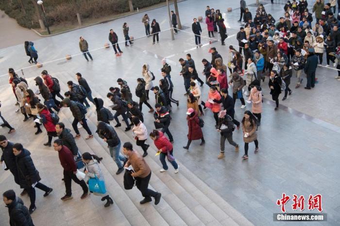 资料图:山西太原一公务员考点,考生准备进入考场。中新社记者 武俊杰 摄