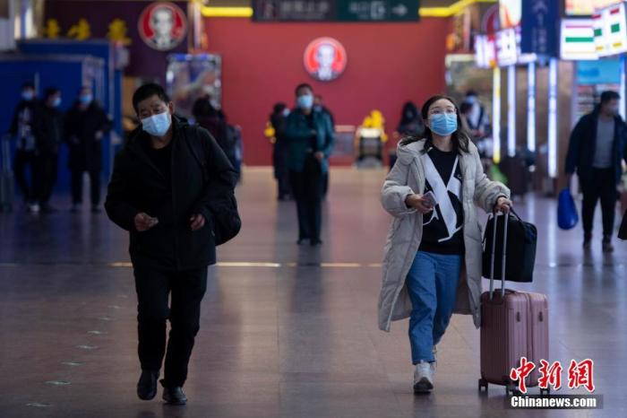 1月27日,山西太原站,乘坐火车出行的旅客稀少。 中新社记者 韦亮 摄