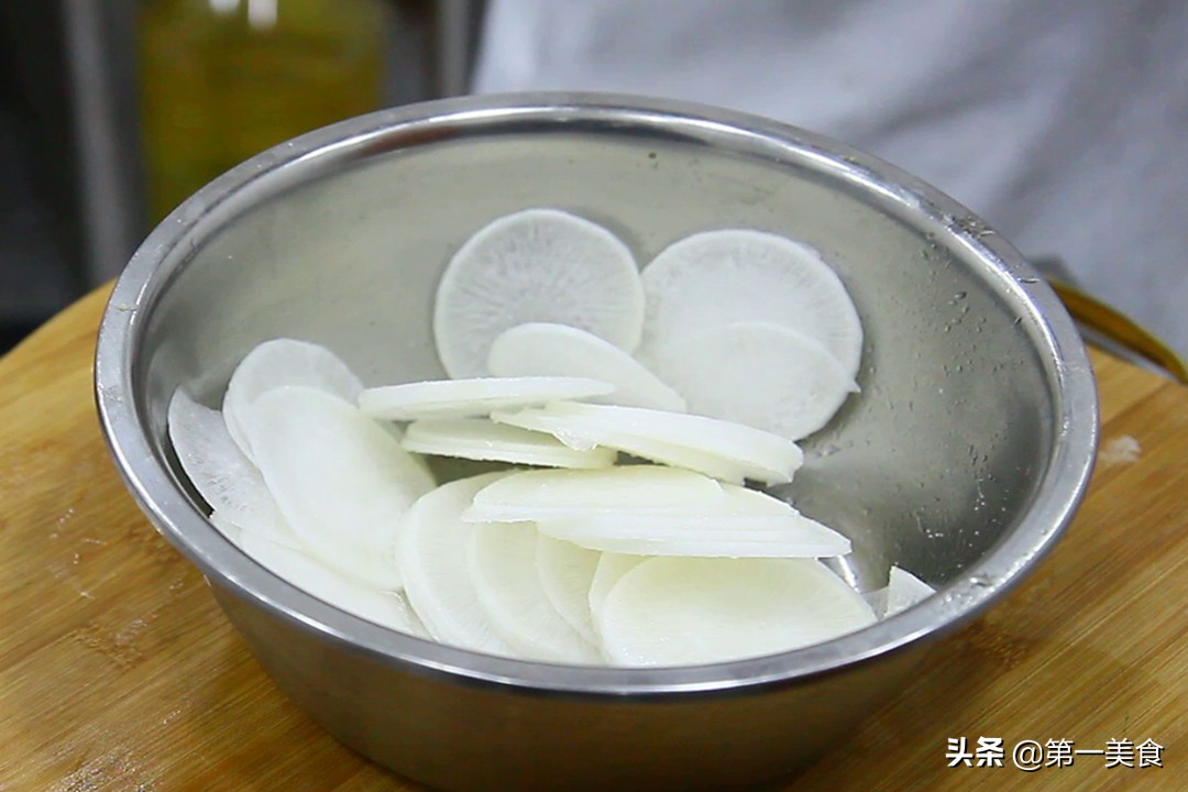 天冷了、少吃白菜土豆多吃它!一次做好存冰箱,好吃解馋、特省事