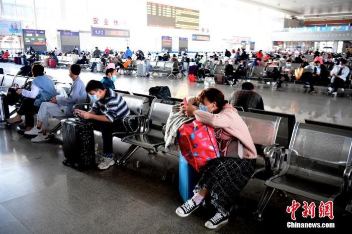 1月28日，旅客在深圳东站候车大厅候车。当日，2021年中国春运拉开帷幕。 中新社记者 陈文 摄