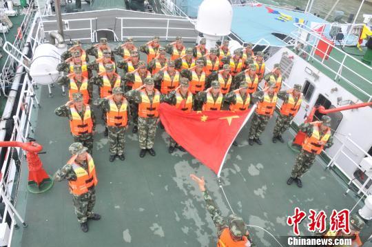 资料图：海警官兵举行海上升旗。　施坤喜 摄