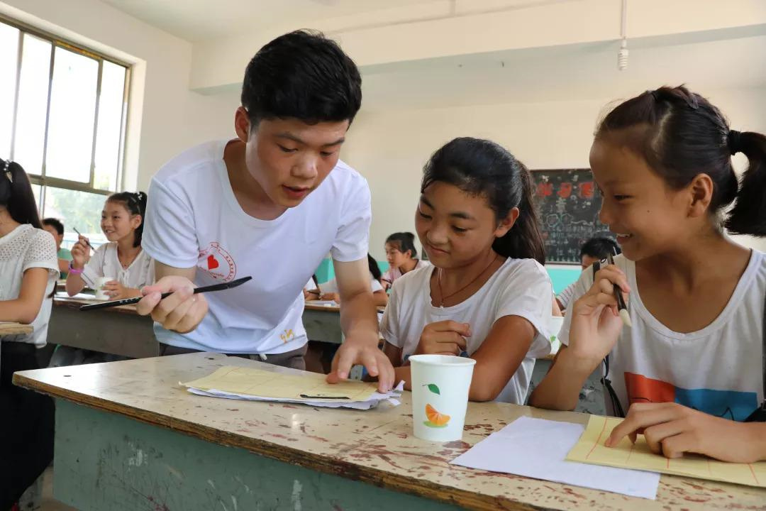 “妈妈,老师打我”,2位妈妈的不同反应,决定了孩子悬殊的人生