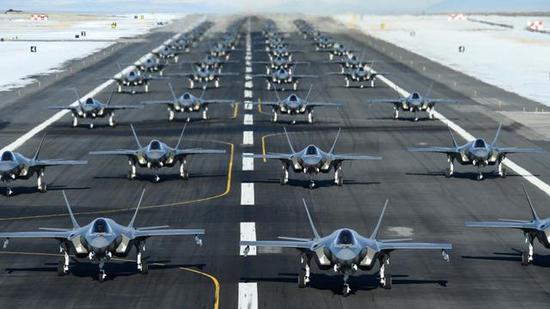 F-35秀肌肉,摆出“大象漫步”阵型。
