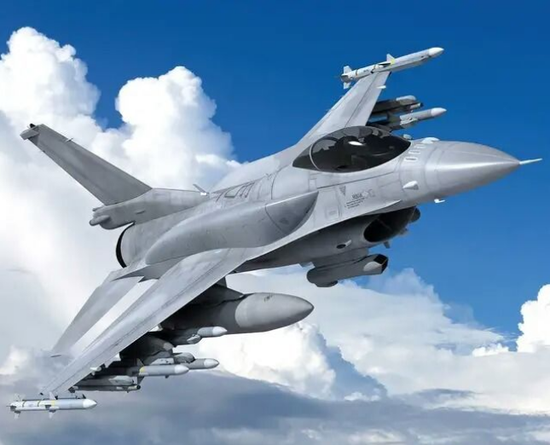  F-16V“毒蛇”战斗机，增加了保型邮箱，作战半径更大。