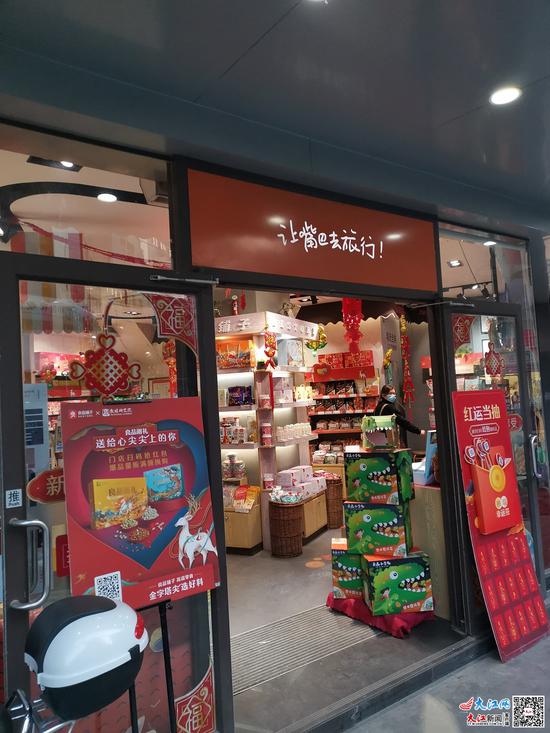 象山南路和上谕亭街路口处的良品铺子门口没有任何疫情防控告示和措施