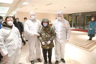  △1月21日23时许，在哈尔滨太平国际机场，吴杰凯被办案人员押解归案
