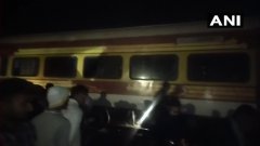 印度一列客运火车的两节车厢脱轨