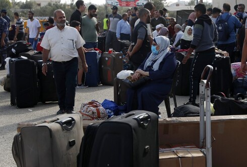 △加沙地带民众等待进入埃及（图片来自网络）
