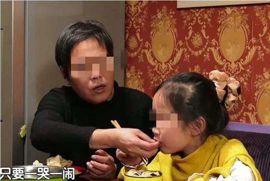 孩子撒泼打滚已经不管用了,90后父母育儿观:都是我们玩剩下的