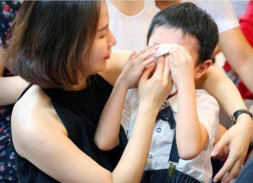 孩子撒泼打滚已经不管用了,90后父母育儿观:都是我们玩剩下的