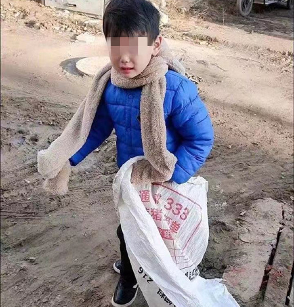 孩子撒泼打滚已经不管用了,90后父母育儿观:都是我们玩剩下的
