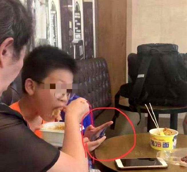 孩子撒泼打滚已经不管用了,90后父母育儿观:都是我们玩剩下的