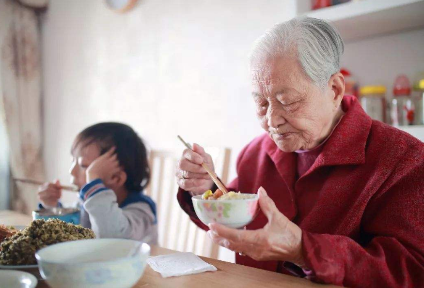 谁说老人带不好娃？这3种老人带的孩子，聪明机灵，情商还高