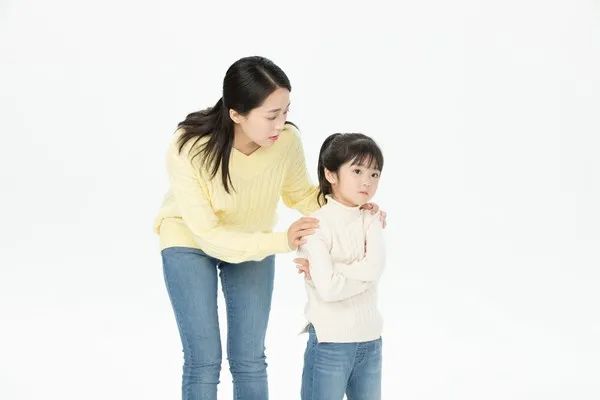 孩子脾气大不尊重人,父母训斥、打骂都不可取,试试“共生效应”