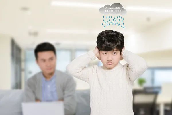 孩子脾气大不尊重人,父母训斥、打骂都不可取,试试“共生效应”