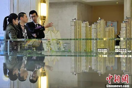 资料图:置业顾问向民众推荐商品房户型。中新社记者 韦亮 摄