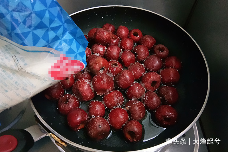 老北京传统小吃炒红果，晶莹剔透，酸甜开胃，大人孩子都爱吃