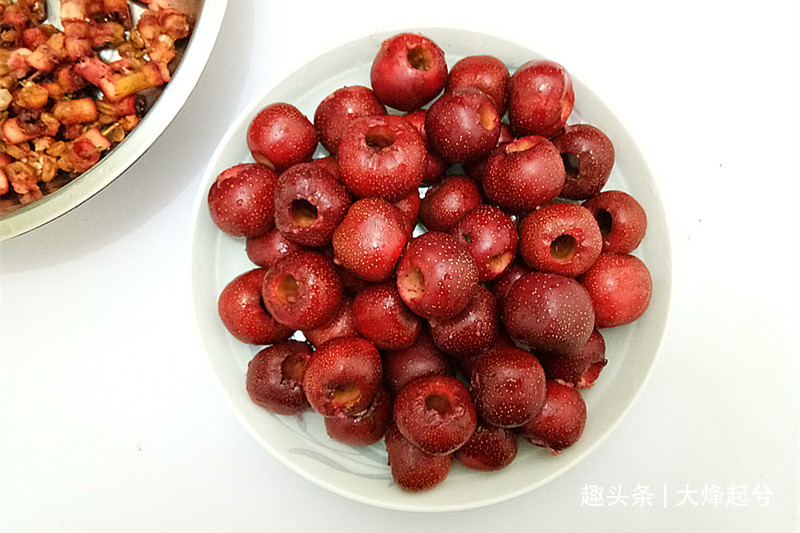 老北京传统小吃炒红果，晶莹剔透，酸甜开胃，大人孩子都爱吃