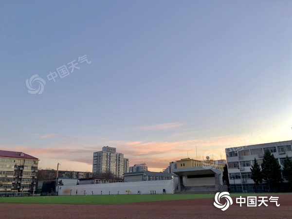今晨,北京朝阳映蓝天。