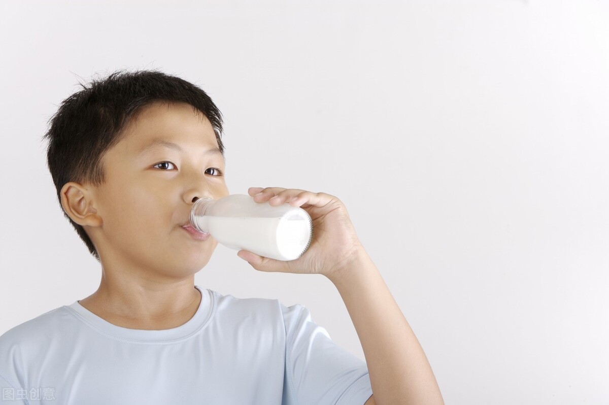 每天坚持喝牛奶,身体会有啥变化?牛奶是早上喝好还是晚上喝好?