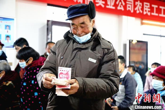 资料图:茶农数钱。 邱志烃 摄