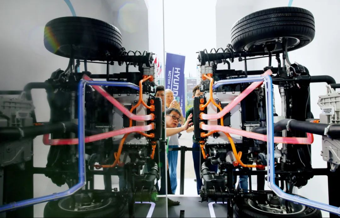 2019年9月26日，第四届国际氢能与燃料电池汽车大会上，氢燃料电池车驱动原理展示吸引了参观者。图/中新