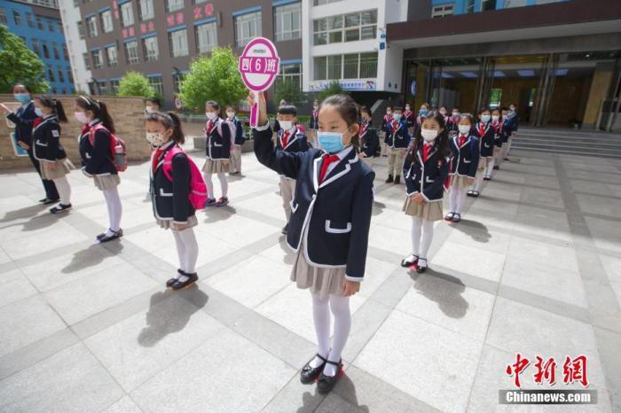 ↑资料图：山西省太原市某小学学生在进行开学演练。 中新社记者 张云 摄