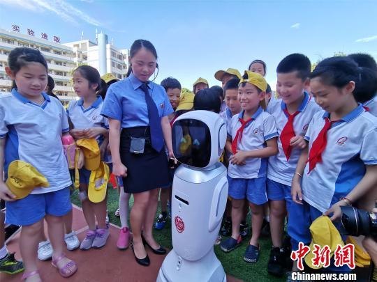 ↑资料图：人工智能普法机器人走进小学开展普法宣传活动。 陈龙山 摄