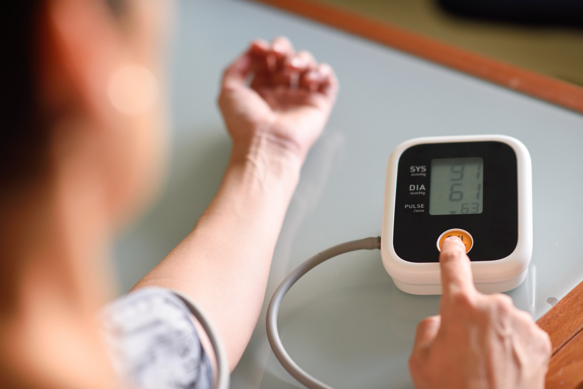 摄图网_300018514_banner_在家里使用测量仪测量血压（非企业商用）.jpg
