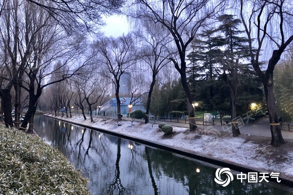 今晨，北京紫竹院道旁有积雪。