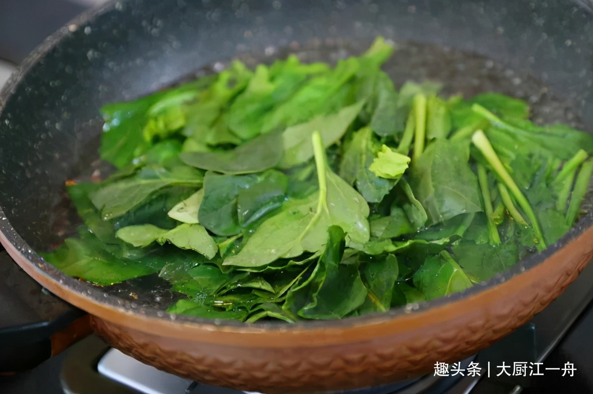 怪不得饭店的凉拌菠菜那么好吃？原来做法有诀窍，3分钟就学会