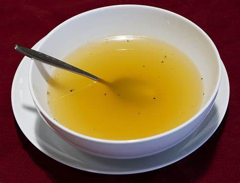 尿酸高多喝水促进尿酸排泄,医生提醒:3种水喝多了容易诱发痛风