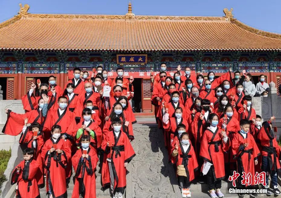 资料图:春节期间,留在济南过年的台胞代表与当地市民一起身着传统汉服礼拜孔子、击鼓祈福,在传统文化韵味中感受年味。中新社记者 张勇 摄