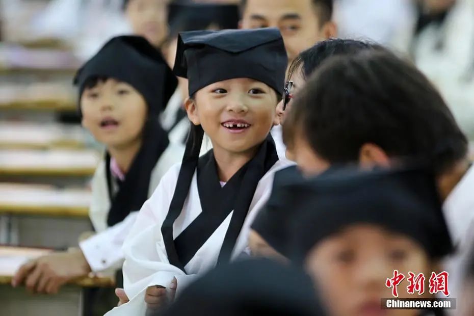 资料图:南京小学生着汉服“开笔”启蒙。泱波 摄对于设立国家汉服日你怎么看?