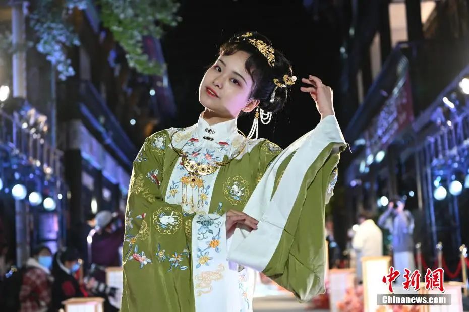 资料图:成都2020“天府相邀 美丽之约”汉服文化节。 安源 摄