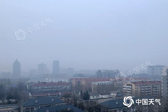 今晨，北京天空阴沉，能见度不佳。