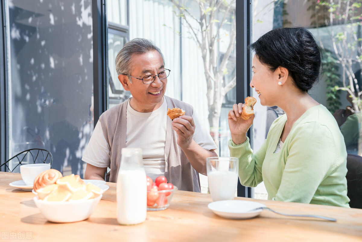 家里的老年人注意：要坚持这4种健康生活的方式，为健康助力