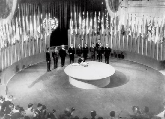 1945年4月25日，来自50个国家 （波兰因故未参加）的代表在美国旧金山召开了“联合国国际组织会议”。6月26日，50个国家的代表签署了《联合国宪章》。图/视觉中国