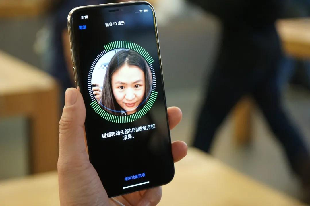 2017 年 11 月,苹果 iPhone X 手机开售,‘果粉’试用 Face ID 功能|视觉中国