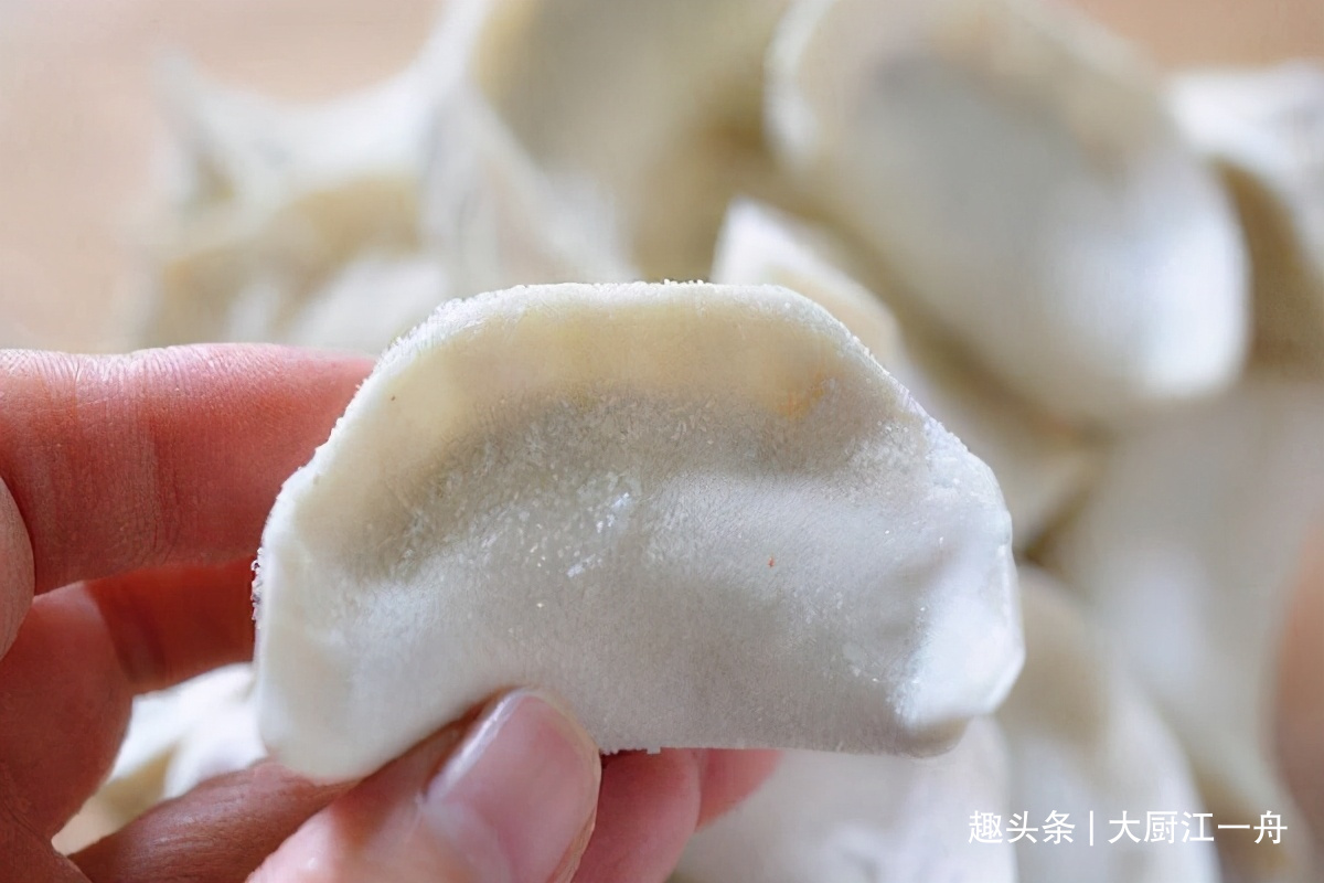 煮速冻饺子，用开水和冷水都不对，教你一招，饺子不粘锅不破皮