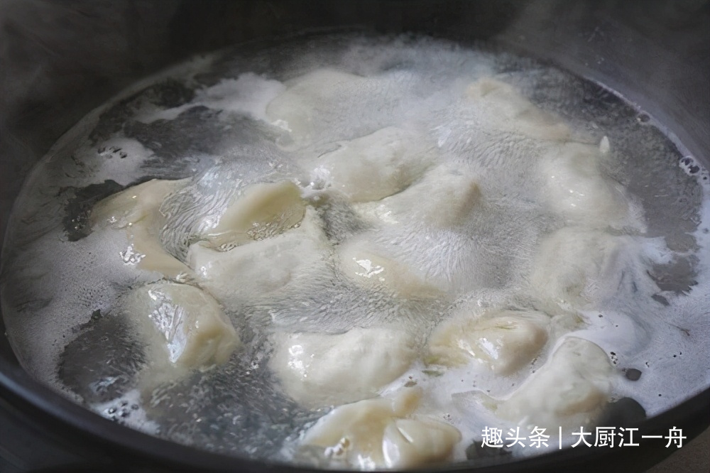 煮速冻饺子，用开水和冷水都不对，教你一招，饺子不粘锅不破皮