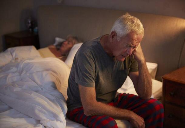 上了年纪的人，经常失眠睡不着，夜尿频繁？或是3个原因惹的祸