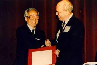  1996年沈善炯在加州理工学院领取杰出校友奖